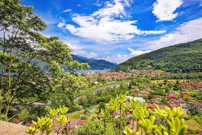 Image de Spacieux appartement de 2 pièces avec balcon et vue panoramique sur le lac