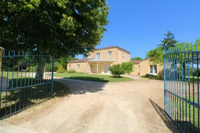 Image de Maison D'Architecte De Standing Avec Piscine Chauffee, Jardin Et Vue Dans Sarlat