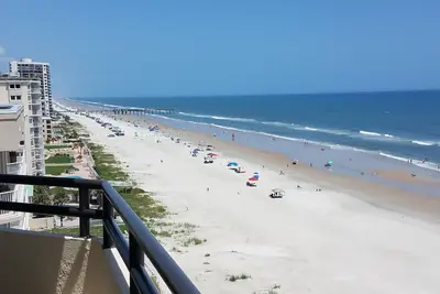 Image de Daytona Beach Shores Ocean-Front. Pas de circulation ou de conduire sur la plage!