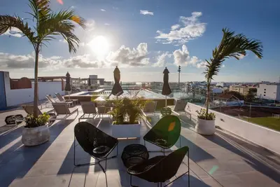 Image de Grand condo lumineux avec superbe toit et emplacement