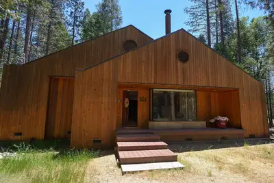 Image de Votre opportunité de louer une belle cabane dans le parc national de Yosemite dans la ville pittoresque de Wawona. . .