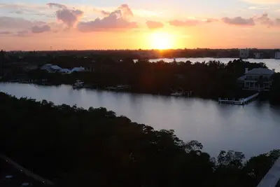 Image de Belle Palm Beach Island avec des couchers de soleil sur le balcon. 90 jours minimum de séjour.