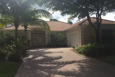 Image de Belle 4bed avec piscine privée, communauté fermée calme sur la côte au trésor de la Floride