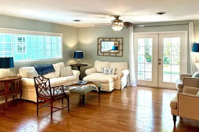 Image de Ultra Clean, Light and Airy Coastal House with garage ~5 block walk to beach ~
