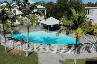 Image de Ö Carré Saint Gilles appart climatisé ***, équipé dans résidence avec piscine
