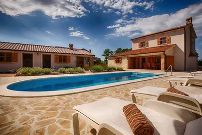 Image de Villa neuve avec piscine, grand jardin, barbecue, aire de jeux pour enfants dans un environnement calme