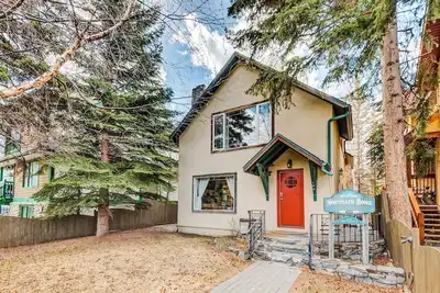 Image de Maison dans les montagnes à Banff–Séjour dans les Rocheuses