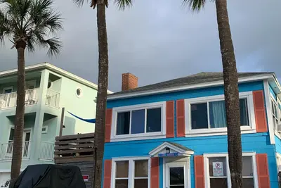 Image de 1/2 pâté de maisons à distance de marche de la plage, des restaurants, de la jetée et des bars!
