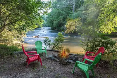 Image de Nouveau! ! Rushing River Lodge - Aventure en eau vive dans la cour!
