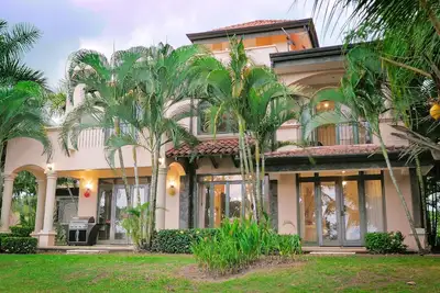 Image de C1: Maison X-Large, Vues Sur L'Ocean ~ Concierge ~ Piscine ~ Top Terrasse ~ Pingpong ~ Breezes Frais!