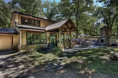 Image de Wits End Cabin On 65 Gated Acres, Amazing Outdoor Fireplace & Hot Tub