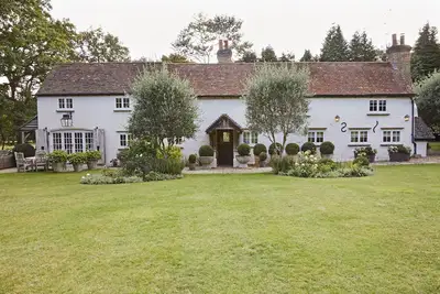 Image de Magnifique cottage anglais à côté du magnifique parcours de golf Burhill à Surrey
