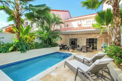 Détendez-vous au bord de la piscine dans cette élégante maison de ville - Porters Gate 24