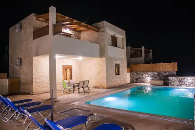 Image de Villa en pierre avec 3 chambres et une piscine privée de 48 m²