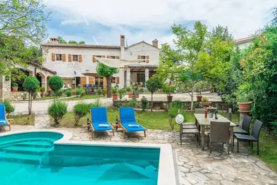 Image de Authentique villa de luxe en pierre d'Istrie avec piscine privée et charmant jardin verdoyant