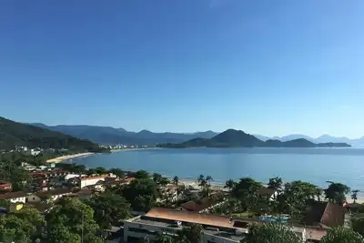 Image de Vues luxuriantes de la plage de Toninhas
