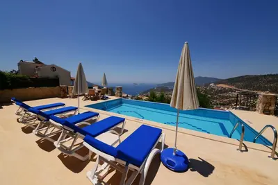 Image de Spacieuse villa de quatre chambres avec piscine à débordement et vues magnifiques