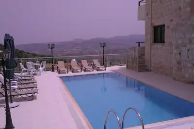 Image de Starlit Villa est une jolie villa en pierre de 360 m2 avec une piscine privée