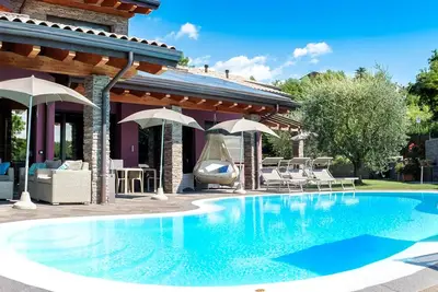 Villa sur le lac de garde