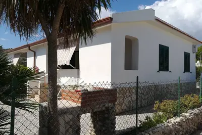 Image de Vacances dans le Villino n10 Giovanna Disanti, immergé dans l'aVieste verte dans le Gargano