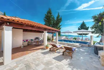 Image de Villa avec vue panoramique sur la mer à couper le souffle