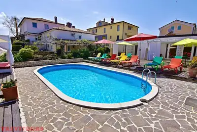 Image de Appartement pour groupes Umag près de la plage piscine jacuzzi barbecue WiFi