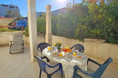 Image de 2 appartements au rez-de-chaussée avec terrasses, à 300m de la plage, calme