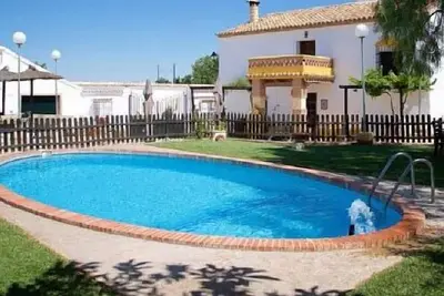 Image de Grande maison de ferme rurale avec piscine pouvant accueillir jusqu'à 16 personnes.
