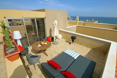 Image de Tout simplement superbe grenier duplex de luxe avec 2 chambres à coucher avec vue sur l'océan, piscine et WiFi