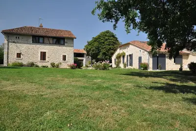 Image de Gites de la Baine: maison carrée et les fenestrous