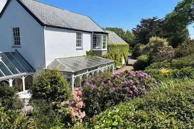 Image de Extension géorgienne au manoir Tudor situé dans 2 1\/2 acres sur un chemin côtier