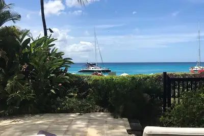 Un appartement de deux chambres Coral Cove-Best à la Barbade.