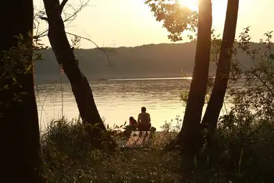 Image de parcelle de terrain fabuleux sur le lac - maison de vacances entre la forêt et de l'eau