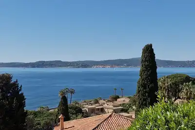Image de 3 pièces avec vue mer imprenable et accès immédiat à la plage