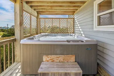 Image de Vue sur l'océan exceptionnelle Salvo w / bain à remous, véranda, WiFi, à pied de la plage