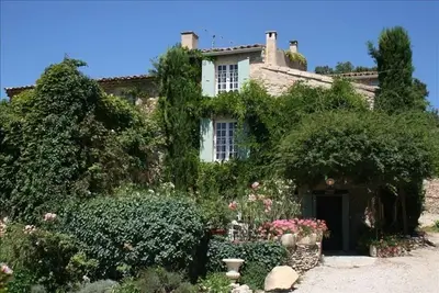 Image de Charmante maison de campagne du Luberon du XVIIIe siècle avec piscine entre Gordes et Roussillon