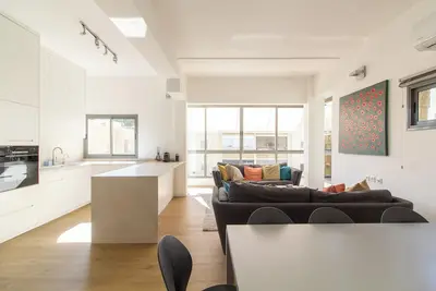 Superbe appartement en duplex de 3 chambres (près de Gordon Beach)