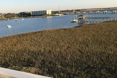 Image de 118 Waters Edge ~ Beautiful River View ~ 3bd / 3ba ~ Piscine communautaire