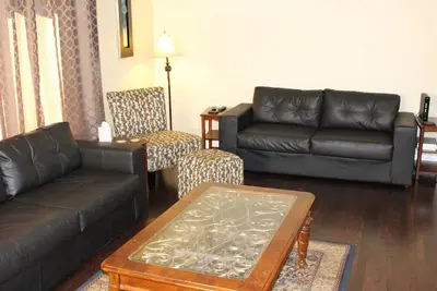 Image de Retraite spacieuse et moderne de 5 lits Près de tout Portland doit offrir!