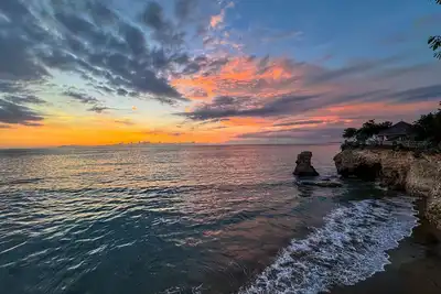 Image de Cozy Beachside Cottage w \/ Sunset Balcon, plages privées, piscine extérieure et A \/ C