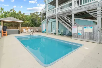 Image de Semi-front de mer dans les vagues w / nouvelle salle de jeux, piscine, bain à remous, Grill, à pied de la plage!