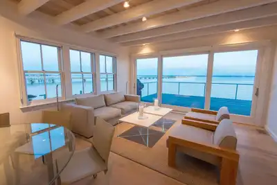 Image de Spectaculaire West End Beachfront Home avec vue sur l'eau dramatique