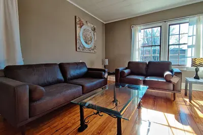 Image de Condo de 1200 pieds carrés au-dessus de l'abolitionniste Ale Works Charles Town avec buanderie et terrasse # 201