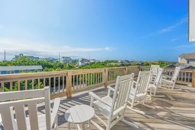 Image de Piscine privée, bain à remous, bar Tiki et salle de jeu au Lovely Oceanview Dog-Friendly Home!