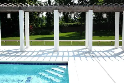 Image de Base de tranquillité; Rénové par l'architecte, moderne du milieu du siècle avec piscine chauffée