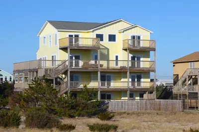Image de Expansive Oceanfront Home w \/ ascenseur, piscine, bain à remous, Grill, salle de jeux, salle de théâtre