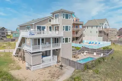 Image de Accès facile à la plage avec promenade! Oceanfront- Piscine, bain à remous, salle de jeux, Dog-Friendly
