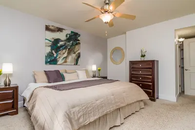 Image de Magnifique Condo De Luxe Westwood près de Ucla 1bd / 1ba ENTIÈREMENT MEUBLÉ avec Parking!