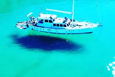 Image de Passez la nuit sur l'eau, faites une excursion d'une journée ou une charte de nuit sur l'île.