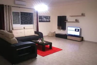 Image de Quartier résidentiel très calme avec de bons voisins. Grandes chambres confortables, avec Ac
